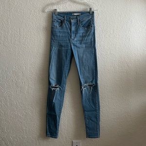 Light wash Levi’s skinny jeans
